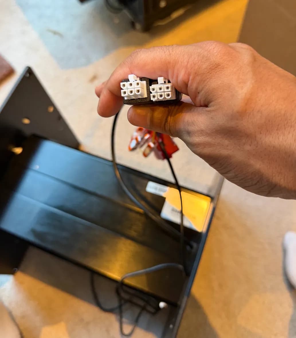 Mini-Fit cable connectors for the standing desk leg lift